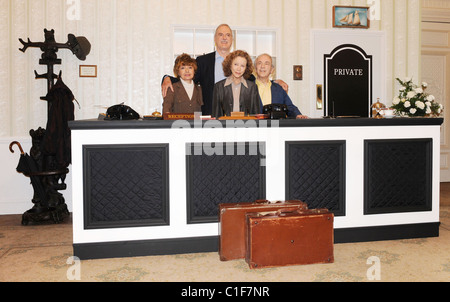 John Cleese, Prunella Scales, Connie Booth et Andrew Sachs Fawlty Towers : rouvert - lancement presse la tenue militaire et naval Banque D'Images
