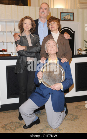 John Cleese, Connie Booth, Prunella Scales et Andrew Sachs Fawlty Towers : rouvert - lancement presse la tenue militaire et naval Banque D'Images
