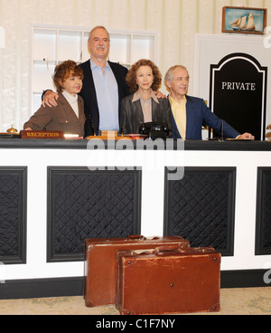 John Cleese, Prunella Scales, Connie Booth et Andrew Sachs Fawlty Towers : rouvert - lancement presse la tenue militaire et naval Banque D'Images