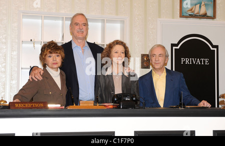 John Cleese, Prunella Scales, Connie Booth et Andrew Sachs Fawlty Towers : rouvert - lancement presse la tenue militaire et naval Banque D'Images