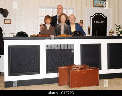 John Cleese, Prunella Scales, Connie Booth et Andrew Sachs Fawlty Towers : rouvert - lancement presse la tenue militaire et naval Banque D'Images