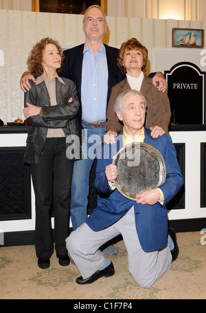 John Cleese, Connie Booth, Prunella Scales et Andrew Sachs Fawlty Towers : rouvert - lancement presse la tenue militaire et naval Banque D'Images