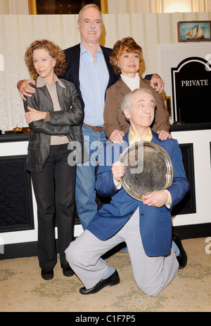 John Cleese, Connie Booth, Prunella Scales et Andrew Sachs Fawlty Towers : rouvert - lancement presse la tenue militaire et naval Banque D'Images