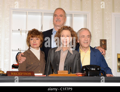 John Cleese, Prunella Scales, Connie Booth et Andrew Sachs Fawlty Towers : rouvert - lancement presse la tenue militaire et naval Banque D'Images