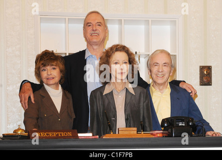 John Cleese, Prunella Scales, Connie Booth et Andrew Sachs Fawlty Towers : rouvert - lancement presse la tenue militaire et naval Banque D'Images