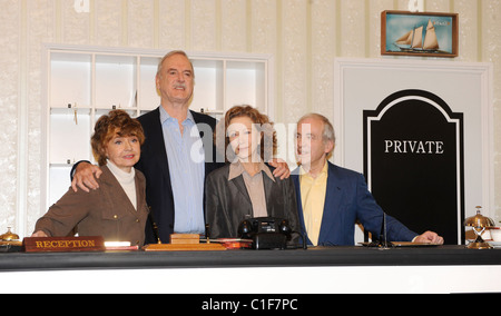 John Cleese, Prunella Scales, Connie Booth et Andrew Sachs Fawlty Towers : rouvert - lancement presse la tenue militaire et naval Banque D'Images