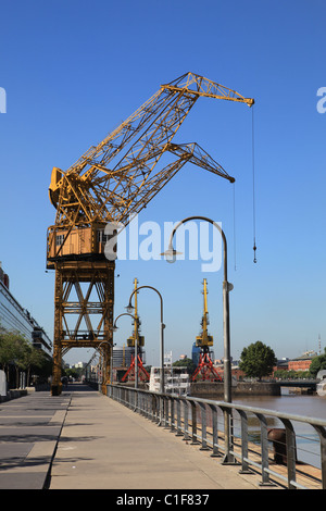 [Puerto Madero] docklands regeneration in Buenos Aires [Argentine] montrant restauré grues contre ciel bleu clair Banque D'Images