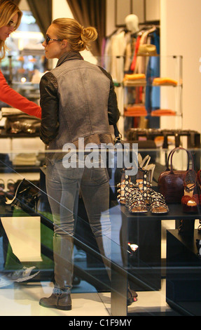 Hayden Panettiere vu sortir shopping avec des amis à Soho transportant une bouteille de "Sonic Neuro' energy drink. Londres, Angleterre - Banque D'Images