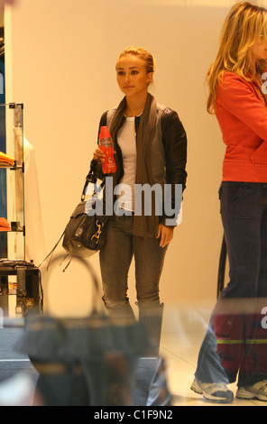 Hayden Panettiere vu sortir shopping avec des amis à Soho transportant une bouteille de "Sonic Neuro' energy drink. Londres, Angleterre - Banque D'Images