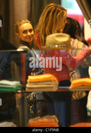 Hayden Panettiere vu sortir shopping avec des amis à Soho transportant une bouteille de "Sonic Neuro' energy drink. Londres, Angleterre - Banque D'Images