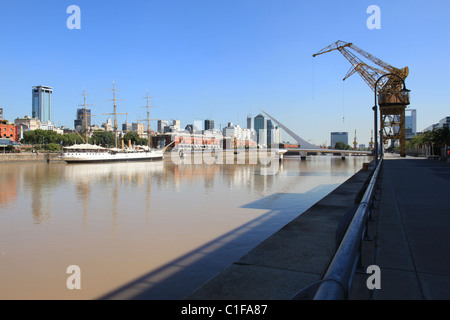 [Puerto Madero] docklands regeneration in Buenos Aires [Argentine] montrant restauré grues, bâtiment moderne, frégate Sarmiento Banque D'Images