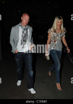 Joueur de football Fulham Andrew Johnson quitte le restaurant Nobu avec une compagne Londres, Angleterre - 13.05.09 WENN.com Banque D'Images