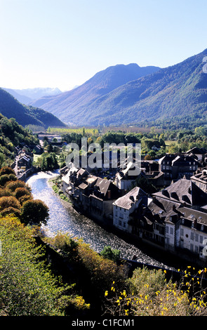 France, Haute Garonne, Pyrénées Centrales, Saint Beat, la village et le fleuve de la Garonne Banque D'Images