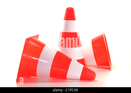 Trois pylônes construction rouge et blanc devant un fond blanc Banque D'Images