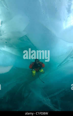 Scuba Diver avec supports latéraux sous la glace, dans le lac Baïkal, en Sibérie, la Russie, l'île Olkhon Banque D'Images