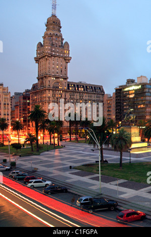 La 'Plaza Independencia' square, avec palais Salvo à backgrpound. Montevideo, Uruguay Banque D'Images