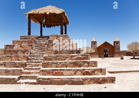 Place de village avec église et monument, Chiguana, la Bolivie, l'Amérique du Sud. Banque D'Images