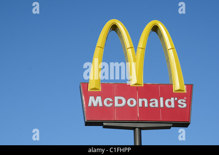 Les arches emblématiques de McDonald's. Banque D'Images