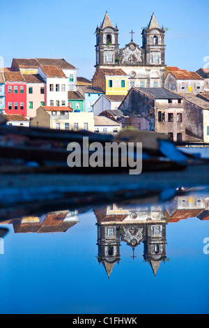 Flaque d'eau, réflexion sur un toit, Igreja do Santissimo Sacramento do Passo du Pelourinho et le vieux Salvador, Brésil Banque D'Images