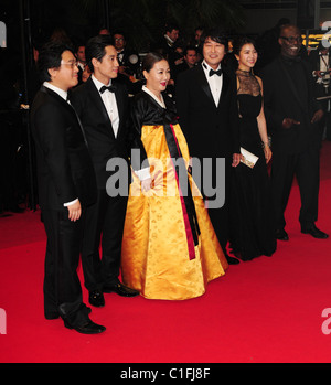 Eriq Ebouaney, Ok-bin Kim, Kang-ho Song, Kim Hae-Sook, Ha-kyun Shin Le Festival du Film de Cannes 2009 - Jour 3 - Premiere "soif" Banque D'Images