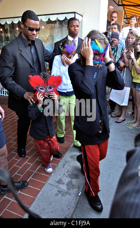 Les enfants de Michael Jackson, Prince Michael II et Paris Prince Michaell portant leur masque laissant Tom's Toys après être allé sur un Banque D'Images