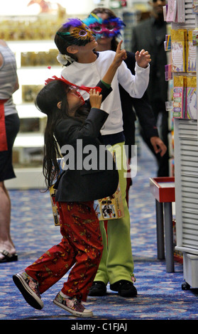 Les enfants de Michael Jackson, Prince Michael II et Paris Prince Michaell portant leur masque aller sur une séance de magasinage avec leur Banque D'Images