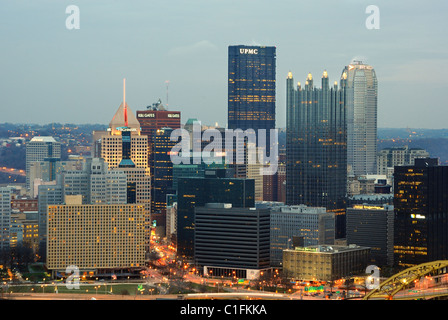 L'horizon de Pittsburgh, Pennsylvanie, avec des panneaux, visibles au sommet des gratte-ciel, visibles de Mt. L'État de Washington. Banque D'Images