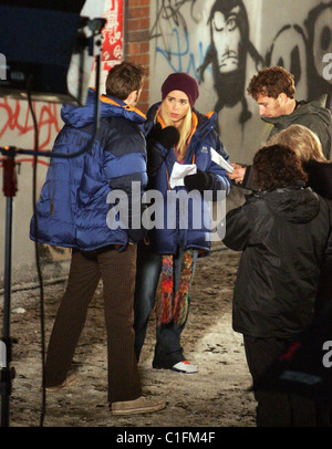 Billie Piper qui joue Rose Tyler chats à David Tennant avant de filmer une scène dans la neige pour la BBC Science-fiction 'Dr. Qui n' Banque D'Images