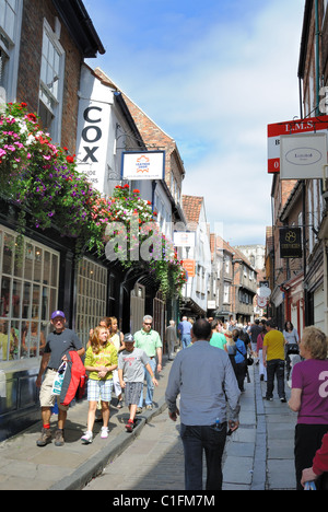 York, Angleterre - Août 8, 2010 : Les piétons se promener dans les rues étroites sous les maisons de style Tudor à York, en Angleterre. Banque D'Images