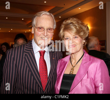 Nicholas Parsons, Annie Parsons le dimanche midi avec Leslie Phillips a tenu à la London Marriott Hotel, Regent's Park, Londres Banque D'Images