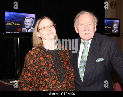 Angela Azouz, Leslie Phillips le dimanche midi avec Leslie Phillips a tenu à la London Marriott Hotel, Regent's Park, Londres Banque D'Images