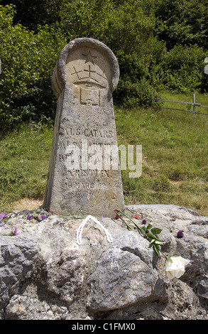 La France, l'Ariège, Pays d' Olmes, Stèle pour les victimes Cathares construite en 1960 au bas de château de Montségur Banque D'Images