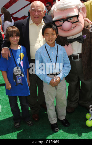 Ed Asner et Jordan Nagai Los Angeles Premiere de 'Up' qui a eu lieu au El Capitan Theatre. Hollywood, Californie, USA - 16.05.09 : Banque D'Images