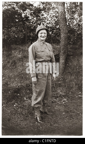 Jeune femme souriante portant l'uniforme militaire de son petit ami militaire américain, probablement pendant la seconde Guerre mondiale (WWII), romance en temps de guerre. Banque D'Images