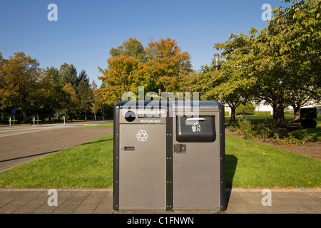 Les parcs publics et les poubelles de recyclage au centre-ville Banque D'Images