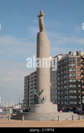 Le Zeeliedenmonument ('Sailors Monument') sur la promenade au-dessus de la plage principale d'Ostende, Belgique. Août 2010 Banque D'Images