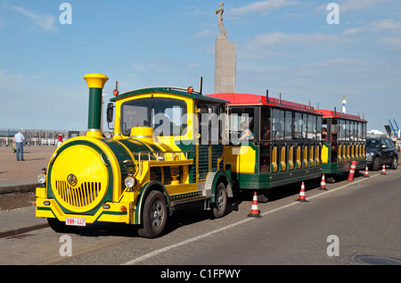 Un train touristique qui s'étend le long de la promenade au-dessus de la plage principale d'Ostende, Belgique. Août 2010 Banque D'Images