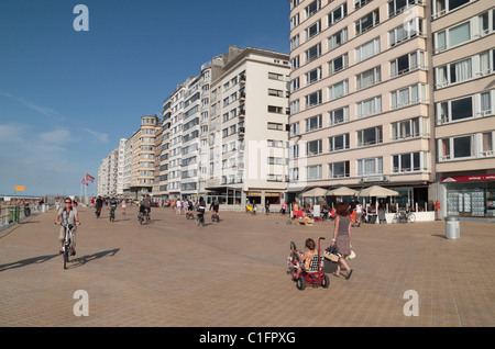 Les gens qui marchent le long de l'Albert I promenade au-dessus de la plage principale d'Ostende, Belgique. Août 2010 Banque D'Images