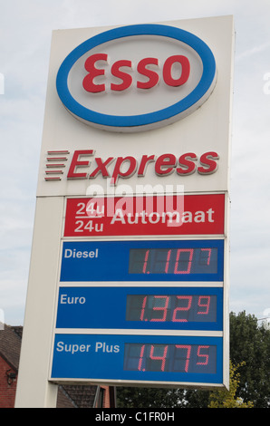 Signe avec les prix des carburants Esso (en août 2010) à l'extérieur d'une station-service de Hooge, près de Ieper (Ypres), Belgique. Banque D'Images