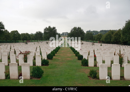 Vue générale les pierres tombales dans l'(Commonwealth War Graves Commission) le cimetière de Hooge Crater, près de Ieper (Ypres), Belgique. Banque D'Images