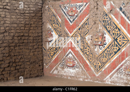 Huaca de la Luna peintures colorées-sculptures près de Trujillo, Pérou Banque D'Images