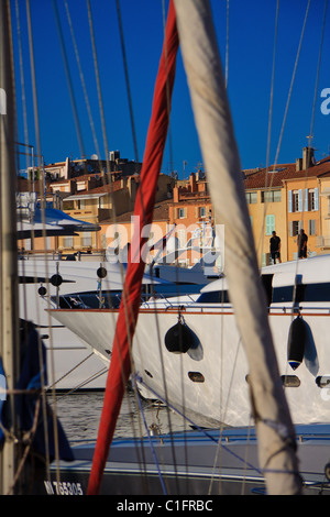 Saint-Tropez, Côte d'Azur, France - 26 août 2010 : yachts de luxe dans le port Banque D'Images