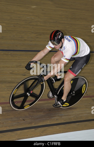 Sir Chris Hoy vélodrome de Manchester uk world cup 2011 maillot arc-en-ciel vêtu du champion du monde Banque D'Images