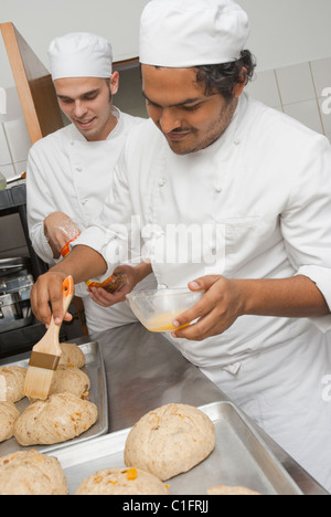 Les boulangers de la préparation du pain dans une boulangerie Cuisine Banque D'Images