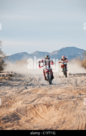 Rjc - Honda 1x Kendall Norman prend la tête de KTM 4x Kurt Caselli près du mile 30, 2011 San Felipe Baja 250 Banque D'Images