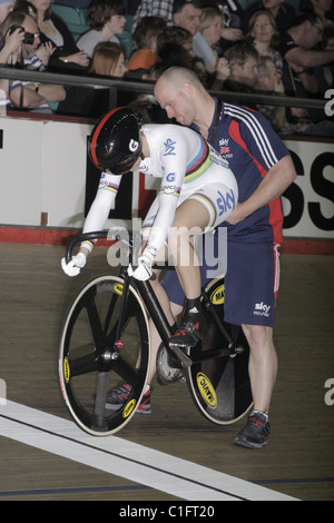 Victoria Pendleton et formateur Jan Van Eijden 1/4 finale contre Rebecca James (pas sur la photo) la Coupe du Monde UCI de Manchester 19/2/11 Banque D'Images