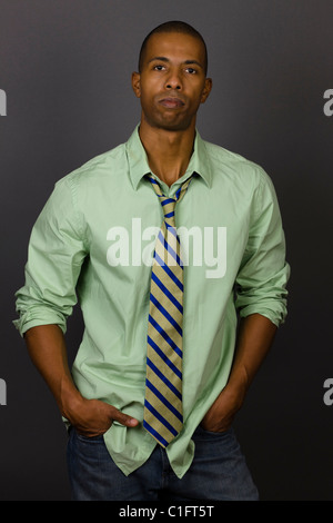 African American man portant chemise et cravate Banque D'Images