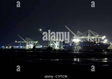 Grues à conteneurs du chargement d'un grand navire au port d'Oakland en Californie - USA Banque D'Images