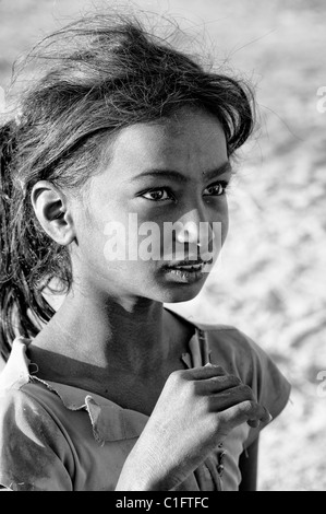 Heureux les pauvres Indiens de caste inférieure street girl. L'Andhra Pradesh, Inde. Le noir et blanc Banque D'Images