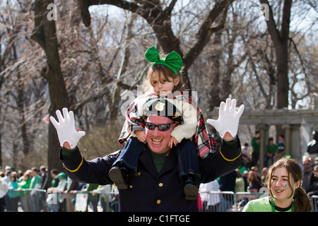 Pompier porte sa petite fille sur ses épaules tout en agitant à la foule lors de la 2011 Défilé de la Saint-Patrick à NEW YORK Banque D'Images